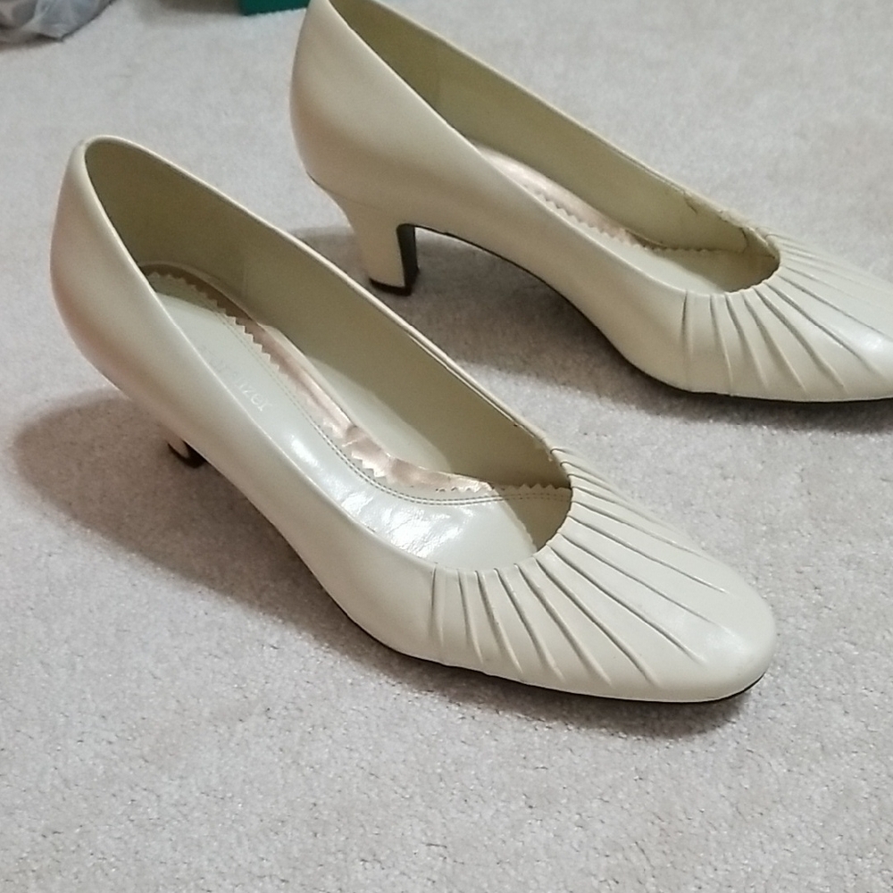 Naturalizer Cream Pleated Heels. Size 9.5 Narrow
